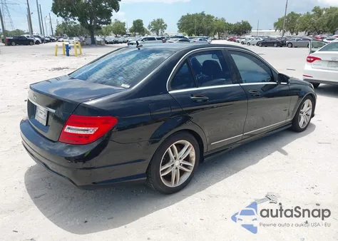 2013 Mercedes-Benz C 250 Sport z USA, uszkodzony, nr VIN WDDGF4HBXDR268068